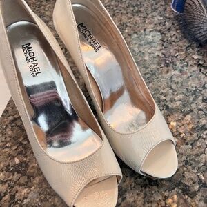 Michael Kors leather ivory platform 3inch heels sz 9